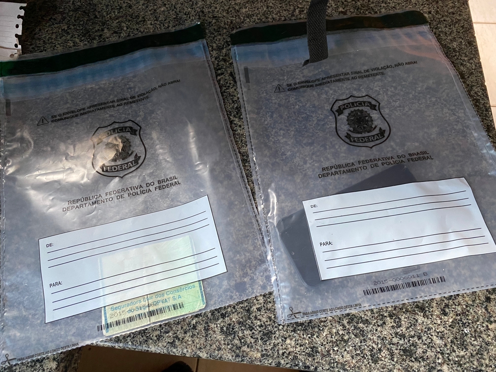 Documento e celular apreendido - Foto: Polícia Federal/Divulgação